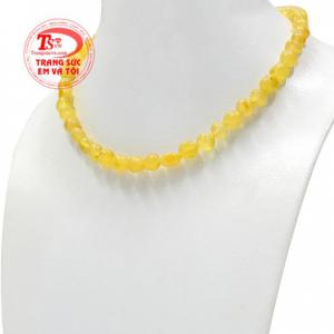 Hổ phách được nhiều người biết đến với nhiều lợi ích về mặt sức khỏe và phong thủy chi người dùng.