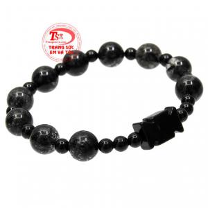 Chuỗi mân côi là vật cần thiết trong lúc cầu nguyện dành cho những người theo đạo công giáo. 