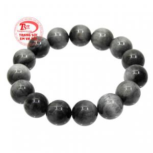 Chuỗi thạch anh mắt mèo đẹp được chế tác đầy tinh tế tạo vẻ ấn tượng cho người đeo. 