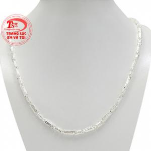 Dây chuyền bạc kim tiền kết hợp cùng mặt dây chuyền bạc tăng thêm phần thời trang cho người đeo. 
