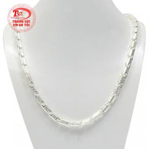 Dây chuyền bạc nam giới đẹp được những người thợ hoàn kim chế tác một cách tỉ mỉ, sáng bóng. 