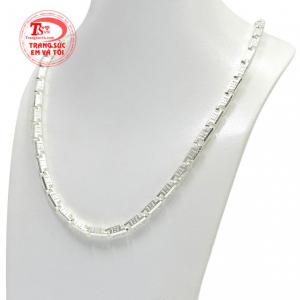 Chiếc dây chuyền này giúp mang đến vẻ điển trai và đầy phong cách đến cho người đeo.