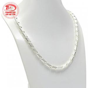 Không chỉ đem lại vẻ thời trang đeo dây chuyền bạc còn giúp cản gió, kháng khuẩn, phòng chống một số bệnh.
