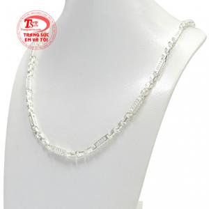 Sản phẩm được chế thợ chế tác làm một cách tỉ mỉ, cẩn thận tạo độ sáng bóng và nổi bật giúp phái mạnh tự tin thể hiện cá tính.