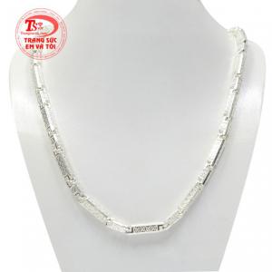Dây chuyền bạc phái mạnh thành đạt mang đến vẻ mạnh mẽ và đầy nam tính đến cho người đeo. 