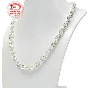 Chiếc dây chuyền bạc này sẽ giúp người đeo nổi bật vẻ cá tính, hợp với xu hướng. 
