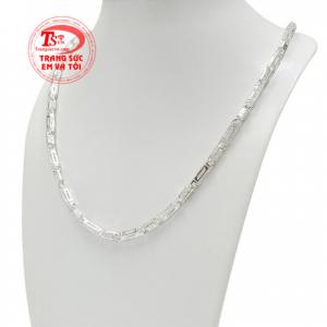 Dây chuyền bạc là món trang sức được nhiều người lựa chọn để thể hiện phong cách của mình. 