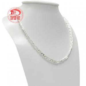 Chiếc dây chuyền này giúp con yêu của bạn hợp thời trang hơn và trông khỏe khoắn hơn. 