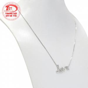 Với hình chữ love là điểm nhấn giúp cho chiếc dây chuyền trông nổi bật và thu hút hơn. 