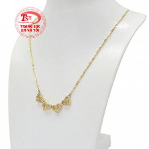 Với chỉ một chiếc dây chuyền nhỏ xinh cũng đủ khiến cho phái đẹp trông duyên dáng và hợp thời trang hơn. 