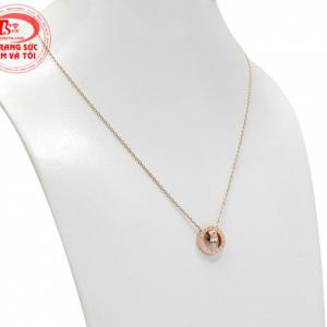 Với phái đẹp chỉ với một chiếc dây chuyền nhỏ xinh cũng đủ khiến các cô gái trở nên thu hút hơn, làm bao trái tim người nhìn xao xuyến.