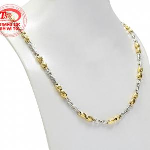 Sản phẩm được nhập khẩu từ Italy, chế tác vô cùng tỉ mỉ trên chất liệu vàng 18k sáng bóng, bền đẹp.