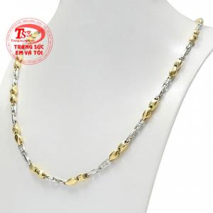 Nam giới có thể kết hợp cùng những bộ trang phục năng động đi chơi hay những bộ đồ đi dự tiệc tăng thêm phần sang trọng.