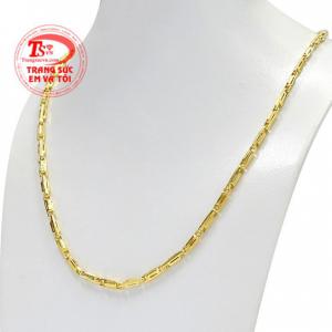 Phái mạnh còn có thể kết hợp cùng mặt dây chuyền vàng tạo phong cách thời trang ấn tượng, thu hút ánh nhìn. 