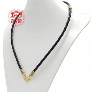 Với điểm nhấn là chi tiết các đồng xu xếp chồng vào tạo nét độc đáo và mới lạ cho người đeo.