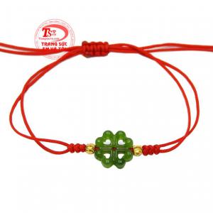 Dây tết nephrite cỏ bốn lá chạm khắc đầy tinh tế mang đến vẻ hợp thời trang, xinh xắn đến cho người đeo.