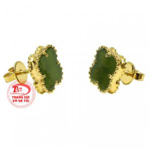 Đôi bông tai này được chế tác tinh xảo từ chất liệu vàng 18k và ngọc cẩm thạch thiên nhiên hay còn gọi là đá nephrite.
