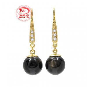 Hoa tai saphir độc đáo được chế tác kiểu dáng mới lạ tạo nét duyên dáng cho người đeo. 