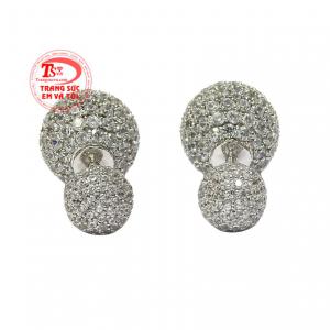 Hoa tai vàng trắng kiểu cách chất lượng là tâm điểm của mọi sự chú ý. 