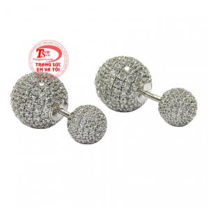 Sản phẩm được chế tác kiểu dáng độc đáo với điểm nhấn là những viên cz đính kết với nhau tạo độ lấp lánh giúp người đeo trông thu hút hơn. 