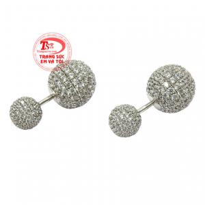 Đôi bông tai này mang đến vẻ thời thượng, duyên dáng đến cho phái đẹp. 