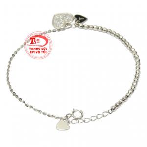 Chiếc lắc tay này được nhập khẩu từ Hàn Quốc, chất liệu vàng trắng sáng bóng, đầy tinh tế. 