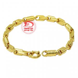 Kiểu chế tác không quá cầu kỳ mang đến vẻ thời trang mà lại không bị lỗi mốt, phù hợp với nhiều kiểu trang phục. 