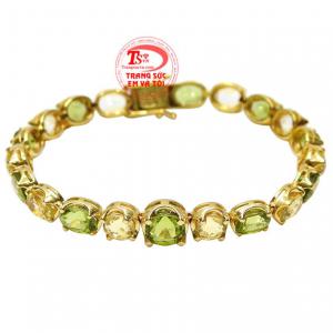 Với sự kết hợp hài hòa giữa đá thạch anh vàng và đá peridot thiên nhiên tạo nét ấn tượng, làm điểm nhấn giúp phái đẹp trông quý phái hơn.