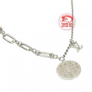 Với chất liệu vàng trắng sẽ phù hợp cho những ai có tone da trung tính hay tone da lạnh.