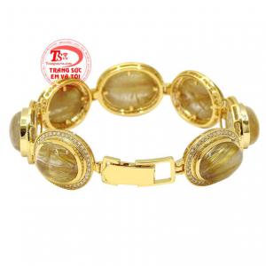 Sản phẩm sẽ là điểm nhấn thu hút khi người đeo kết hợp cùng những bộ đầm dự tiệc hay những bộ áo dài cách tân duyên dáng. 