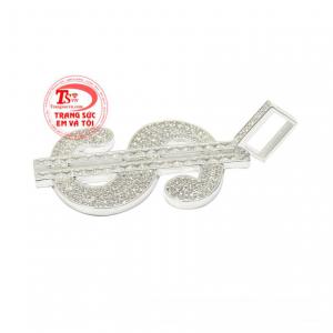 Không chỉ để làm đẹp, mặt dây bạc còn có công dụng kháng khuẩn và cản gió, bảo vệ sức khỏe cho người dùng.