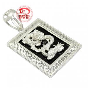 Nổi bật hơn hết là chi tiết hình rồng độc đáo, đẹp mắt mang đến vẻ ấn tượng đến cho người đeo.