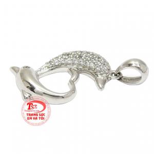 Chiếc mặt dây này được các thợ chế tác hoàn kim làm một cách tỉ mỉ và cẩn thận giúp cho các cô gái đầy thu hút và nổi bật hơn trước đám đông. 