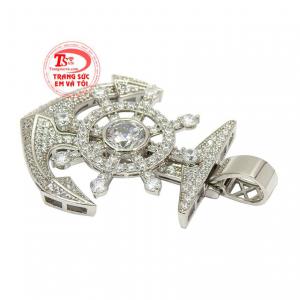 Mặt dây vàng trắng hiện đang là xu hướng trang sức được phái mạnh vô cùng ưa chuộng.