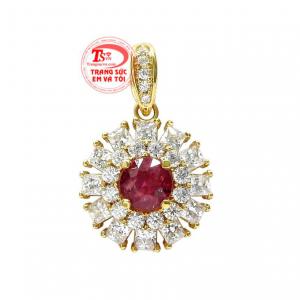 Mặt dây nữ ruby tài lộc chế tác theo công nghệ hiện đại tạo độ sắc nét cho sản phẩm. 