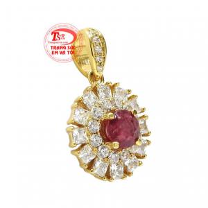 Chiếc mặt dây này khi kết hợp cùng dây chuyền vàng mang đến vẻ vừa sang trọng, vừa thanh lịch đến cho người đeo.