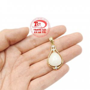 Mặt dây saphir quý phái phù hợp cho người mệnh Thủy và Kim.