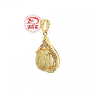 Thạch anh tóc là viên đá được nhiều người biết đến với những công dụng tuyệt vời như điều trị một số bệnh về máu, giúp tinh thần người dùng minh mẫn và thông suốt hơn.