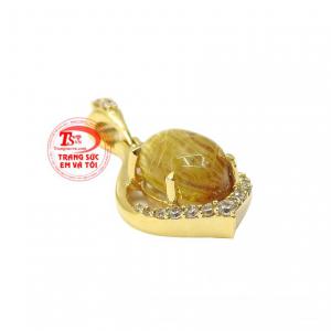 Chiếc mặt dây này có thể kết hợp cùng dây chuyền vàng thanh mảnh tạo độ thướt tha mà lại thanh lịch cho người đeo.