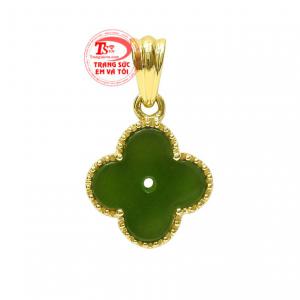Mặt dây vàng nephrite tài lộc được chế tác tinh tế từ đá cẩm thạch chất lượng và vàng 14k.