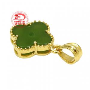 Sản phẩm khi kết hợp cùng dây chuyền vàng mang đến vẻ đầy nữ tính và xinh xắn đến cho người đeo.