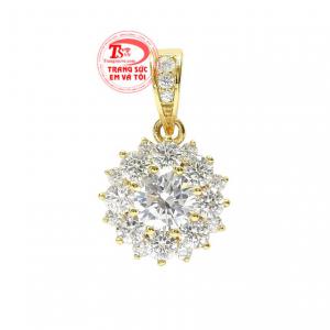 Mặt dây vàng tây ấn tượng kết hợp cùng dây chuyền vàng thu hút mọi ánh nhìn. 