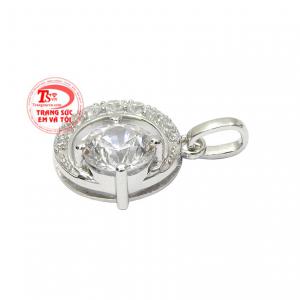 Chiếc mặt dây này khi kết cùng dây chuyền vàng trắng phù hợp với nhiều kiểu trang phục.