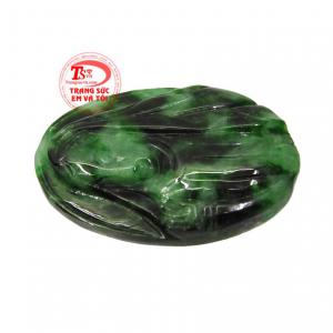 Vì vậy mặt dây cẩm thạch đức mẹ thường được bọc vàng làm mặt dây chuyền đeo bên mình.