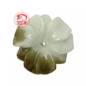 Mặt hoa ngọc cẩm thạch tài lộc thường được bọc vàng hoặc bạc đeo hợp thời trang và phong thuỷ.