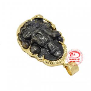 Kết hợp cùng đá sapphire là viên đá của sự thịnh vượng và tài lộc càng tăng thêm giá trị cho sản phẩm.