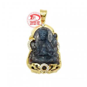 Mặt Phật Quan Âm Thánh Thiện chạm khắc bằng đá sapphire thiên nhiên bọc vàng 14k tinh xảo, chất lượng.