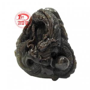 Mặt rồng saphir quyền lực chạm khắc tinh tế, sinh động.