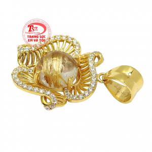 Sản phẩm kết hợp cùng dây chuyền vàng vừa tinh tế mà còn phù hợp với nhiều kiểu trang phục. 