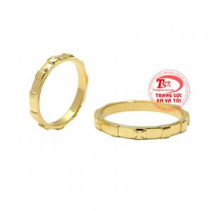 Nhẫn cưới là vật không thể thiếu trong ngày hôn lễ.